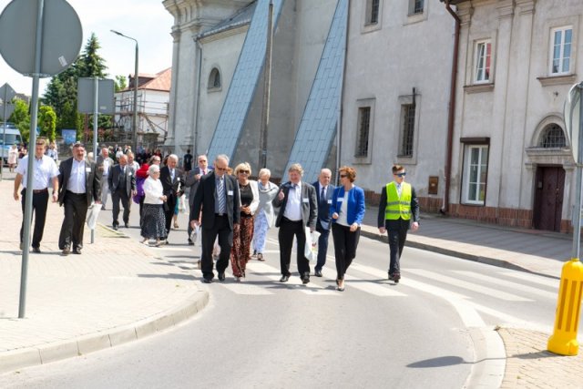 Przemarsz uczestników Jubileuszu Szkoły